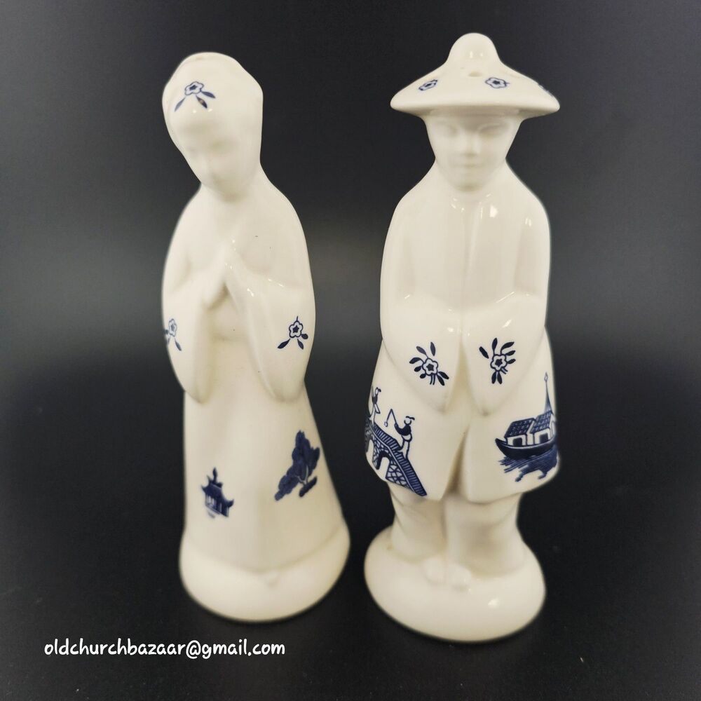 2008 Churchill England Blue Willow Man & Woman Salt & Pepper Shakers 4 7/8" 2s14